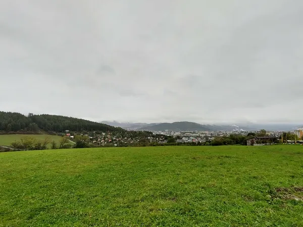 Schöne Berglandschaft Mit Stadt Hintergrund — Stockfoto