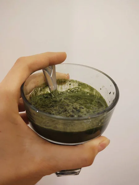 Woman Hand Holding Glass Green Barley Smoothie — Stock Photo, Image