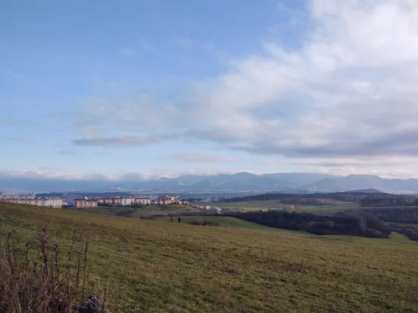 Bela Paisagem Montanhosa Com Cidade Fundo — Fotografia de Stock