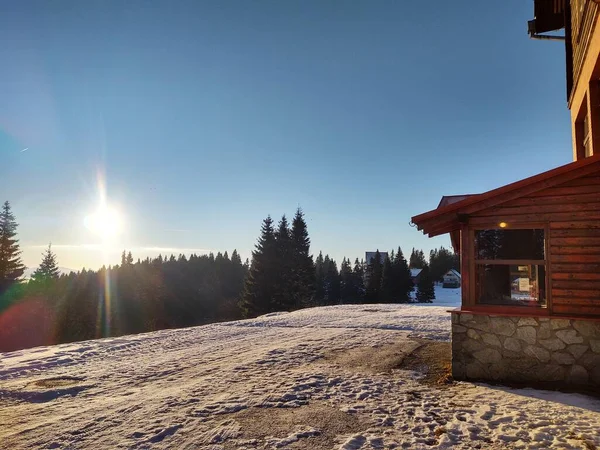 Vacker Vinterskog Berg Med Trähus — Stockfoto