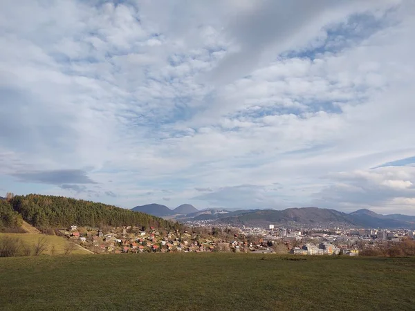 Vackert Bergslandskap Med Stad Bakgrunden — Stockfoto