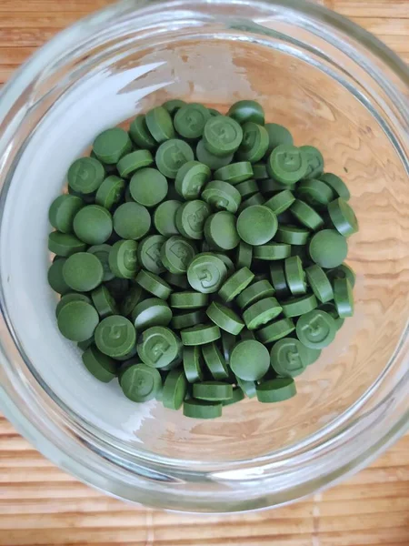 Zöld Klorella Tabletták Vagy Zöld Árpa Tabletták Tálban Izolált Háttér — Stock Fotó