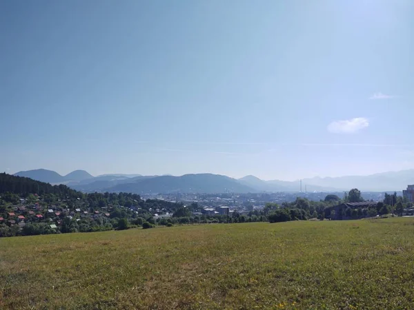 Schöne Sonnenstrahlen Über Bergen Wiesen Und Gebäuden Slowakei — Stockfoto