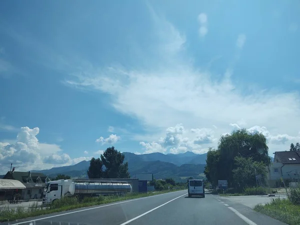 Autostrada Górach Słoneczny Dzień — Zdjęcie stockowe