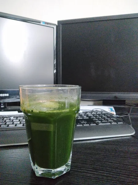 Glass Green Smoothie Computers Table — Stock Photo, Image