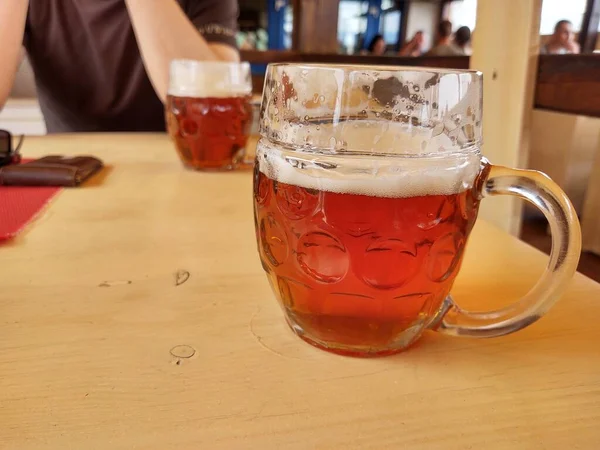 Tazas Cerveza Sobre Mesa Madera —  Fotos de Stock