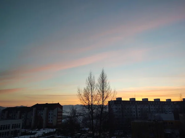 Kışın Şehrin Üzerinde Güzel Bir Gün Batımı — Stok fotoğraf
