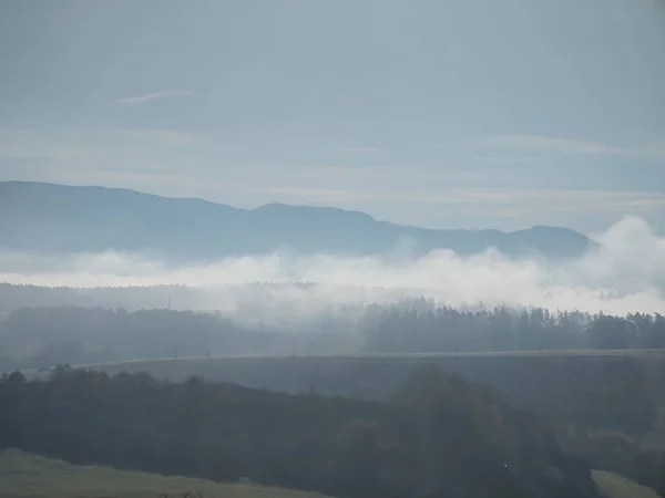 Bela Paisagem Montanhosa Com Nuvens — Fotografia de Stock