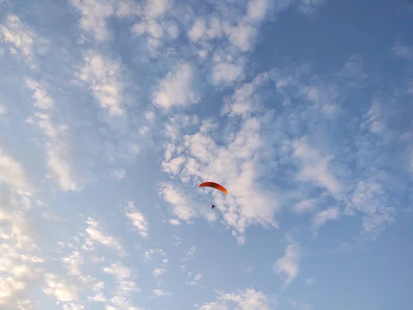 Paraglidista Létání Obloze Přírodním Pozadí — Stock fotografie