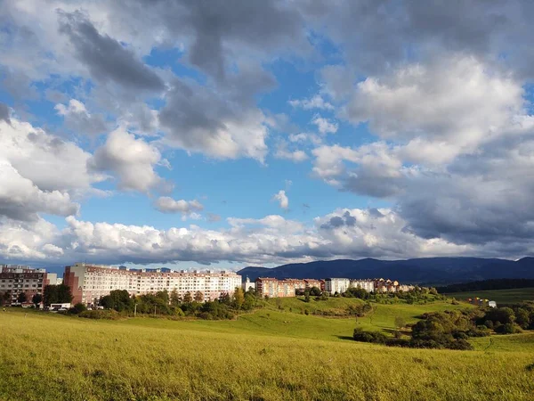 Bela Paisagem Montanhosa Com Cidade Fundo — Fotografia de Stock