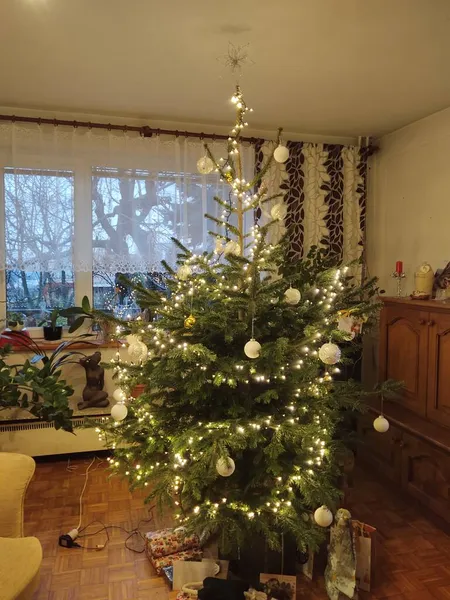 Árvore Natal Com Presentes Brinquedos Casa — Fotografia de Stock