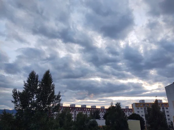 Şehirdeki Binaların Üzerinde Renkli Bir Günbatımı Slovakya — Stok fotoğraf