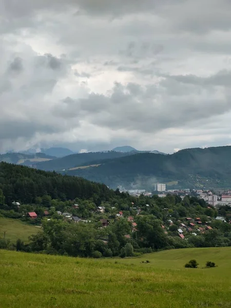 Schöne Berglandschaft Mit Europäischer Stadt — Stockfoto