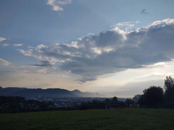 Blick Auf Die Europäische Stadt Den Bergen — Stockfoto