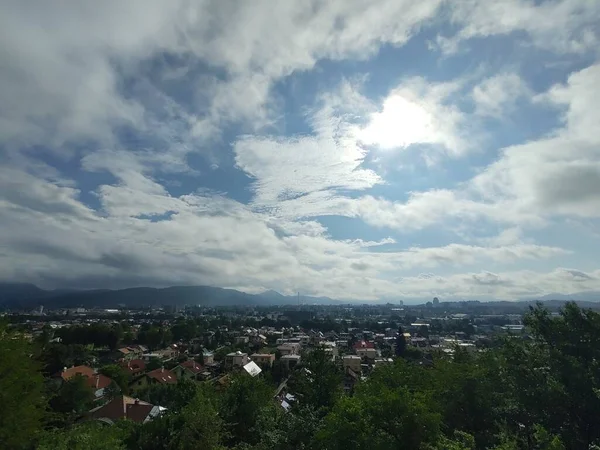 Schöne Sonnenstrahlen Über Bergen Wiesen Und Gebäuden Slowakei — Stockfoto