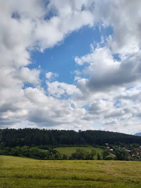 Prachtig Landschap Met Veld Bij Bewolkte Lucht — Stockfoto