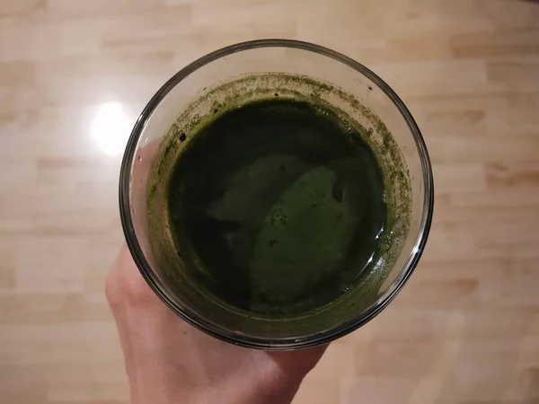 Hand Holding Glass Green Barley Drink — Stock Photo, Image