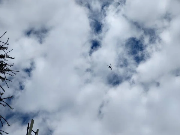 Helicóptero Voando Céu Nublado — Fotografia de Stock