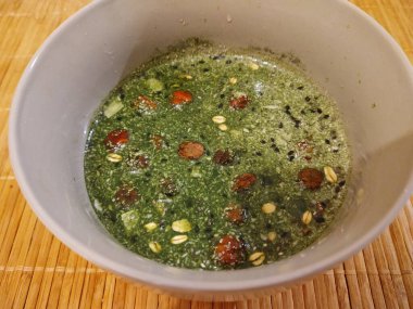 Lezzetli yeşil çorbanın yakın görüntüsü