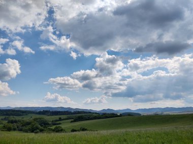Gündüzleri güzel dağ manzarası