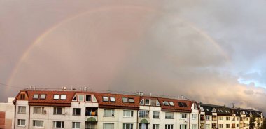 Şehirdeki binaların üzerinde renkli bir günbatımı. Slovakya