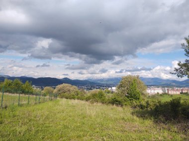 Arka planda şehir olan güzel dağ manzarası