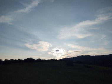Dağların ardında güzel gün batımı