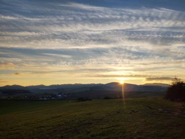 Gün batımında güzel dağ manzarası