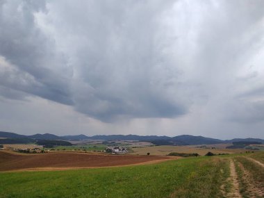 Tarlaları olan güzel dağ manzarası