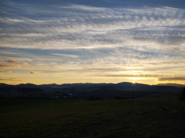 Gün batımında güzel dağ manzarası