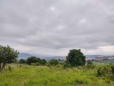 Arka planda şehir olan güzel dağ manzarası