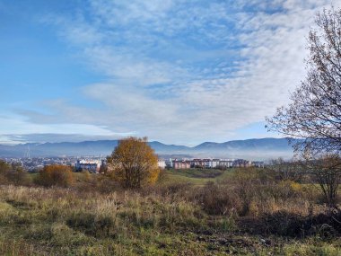 Arka planda şehir olan güzel dağ manzarası