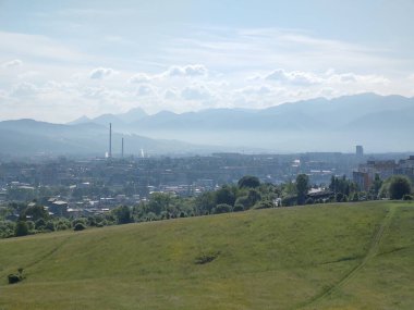 Arka planda şehir olan güzel dağ manzarası