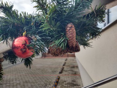 Süslemeli ve köknar dallı Noel ağacı