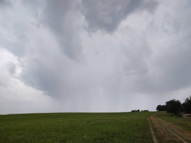 Yeşil Alan ve Bulutlu Gökyüzü