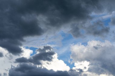 Gündüz vakti gökyüzünde güzel bulutlar