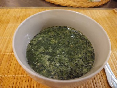 Lezzetli yeşil çorbanın yakın görüntüsü