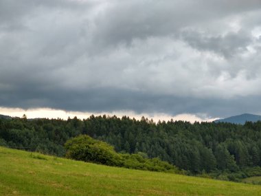 Gündüzleri güzel dağ manzarası