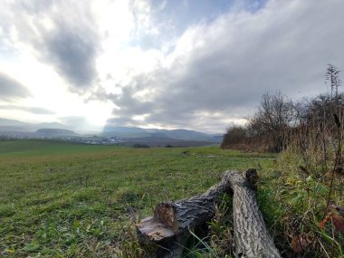 Bulutlu bir günde güzel dağ manzarası
