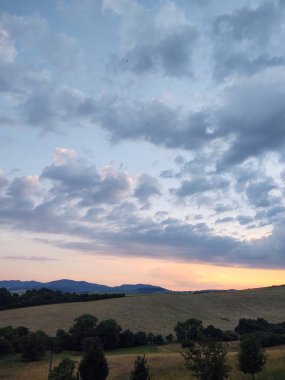 Günbatımı ve tarlası olan güzel doğa arka planı