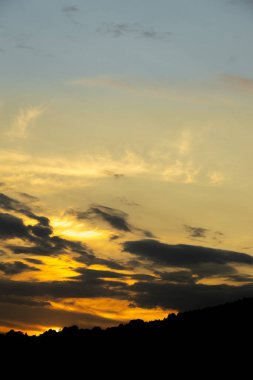 Dağların ardında güzel gün batımı