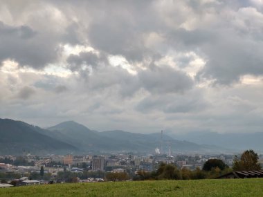 Dağlardaki Avrupa kenti manzarası