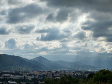 Bulutlu bir günde Avrupa 'nın dağlardaki manzarası