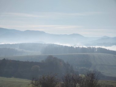 Bulutlu güzel dağ manzarası