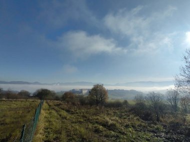 Bulutlu güzel dağ manzarası