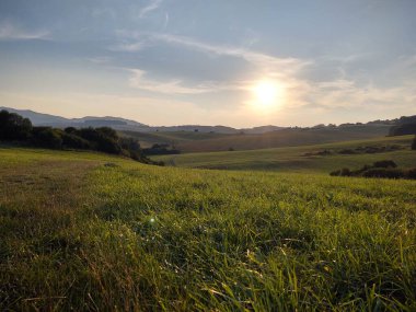 Tarlası olan güzel dağ manzarası 