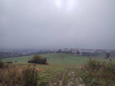 Arka planda şehir olan güzel dağ manzarası