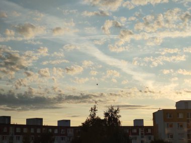 Şehirdeki binaların üzerinde renkli bir günbatımı. Slovakya