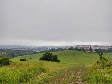 Avrupa kenti ile güzel dağ manzarası