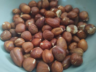 Tabaktaki fındıkları kapat.